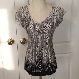 Milano 🛍 White and Black Fitted Cap Sleeved Top